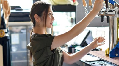 300MIUM-094 100%完全ガチ！噂の素人激カワ看板娘にアポなし取材⇒AV交渉！ target.22 高級もつ鍋屋で働く看板娘は、日頃の欲求不満をAV撮影で解消しちゃう！？ in 麻布 リカちゃん 20歳 もつ鍋屋店員