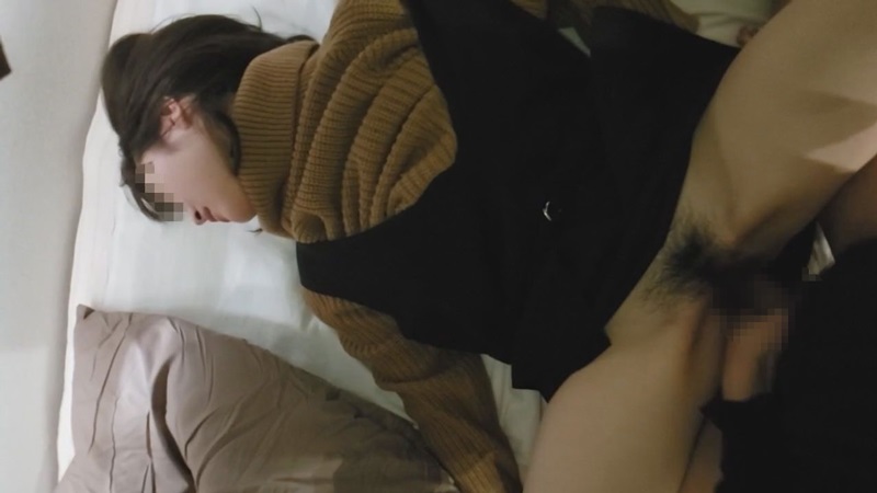 FC2PPV-1344273-A 【個人】ご主人の目の前で他人棒をねじ込まれ他人の精子を狭い膣から垂れ流し犯される幼な妻