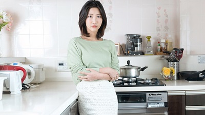 1pon 110120_001 百多えみり まんチラの誘惑 ～同級生のママはボン、キュッ、ボン！～